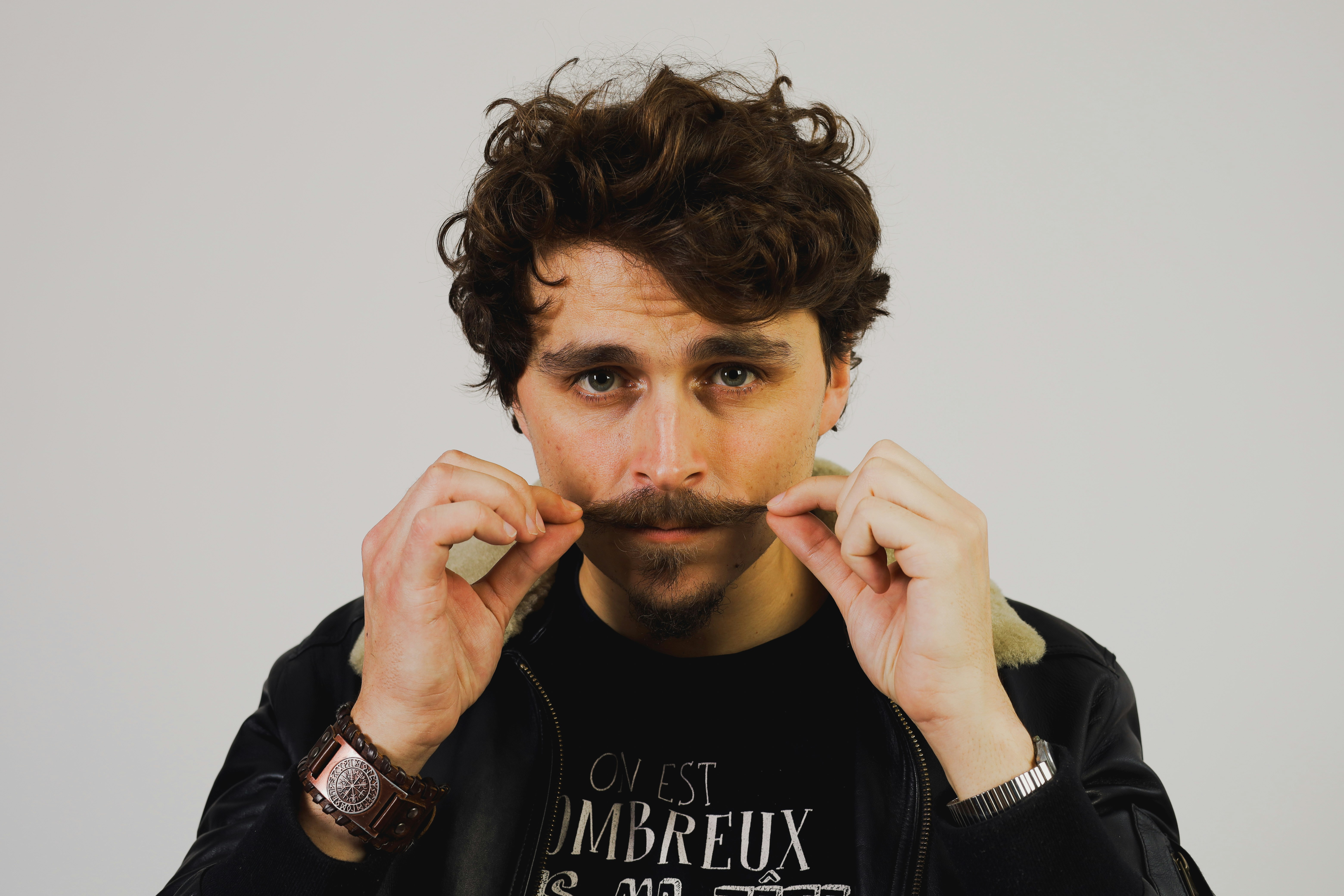 Picture of Face, Head, Person, Finger, Hand, Adult, Male, Man, Mustache with text ON EST OMBREUX ON ...